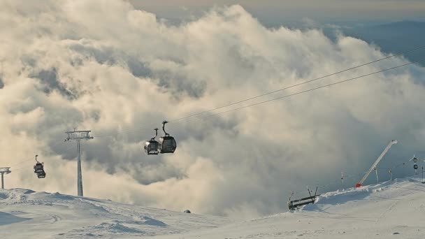 Eslovaquia Jasna 2024 Nublado Cielo Sobre Montaña Gondolas Gondolas Moviéndose — Vídeo de stock