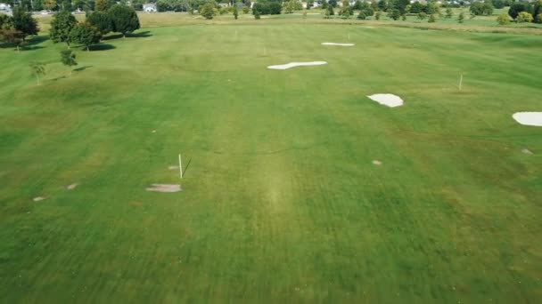 Luftaufnahme Eines Golfplatzes Luftaufnahme Eines Golfplatzes Mit Grünen Fairways Und — Stockvideo