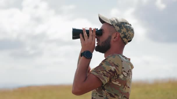 Observação Militar Através Binóculos Homem Camuflagem Usando Binóculos Campo Aberto — Vídeo de Stock