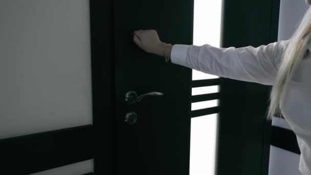 Открывая Дверь Возможности Люди Поворачивают Дверную Ручку Открывая Темную Дверь — стоковое видео