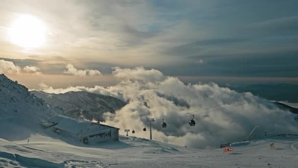 Slowakije Jasna 2024 Wolkenlucht Boven Mountain Gondolas Gondels Die Door — Stockvideo