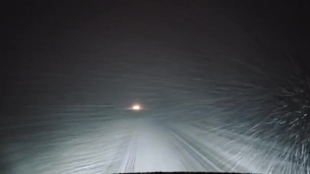 Warunki Śnieżne Drodze Nocy Pojedyncze Reflektory Przebijają Się Przez Gęstą — Wideo stockowe