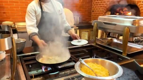 Kock Matlagning Pasta Ett Professionellt Kök Professionell Kock Som Rör — Stockvideo
