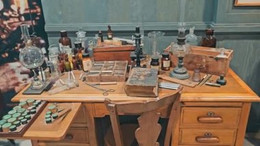 Vintage Laboratuvar Ekipmanları, Antika Bilimsel Laboratuvarı. Cam kaplama, mikroskop ve ahşap bir masanın üzerinde eski kitaplar..
