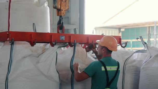 Εργαζόμενος Που Λειτουργεί Γερανός Για Σηκώσει Βαριές Τσάντες Στην Αποθήκη — Αρχείο Βίντεο