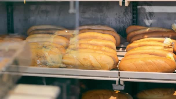 Broodbroden Plastic Verpakking Een Winkel Vers Gebakken Brood Broden Verpakt — Stockvideo