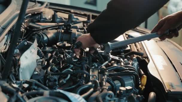Motor Mecânico Ajustando Parte Carro Técnico Focado Trabalho Mecânico Motor — Vídeo de Stock