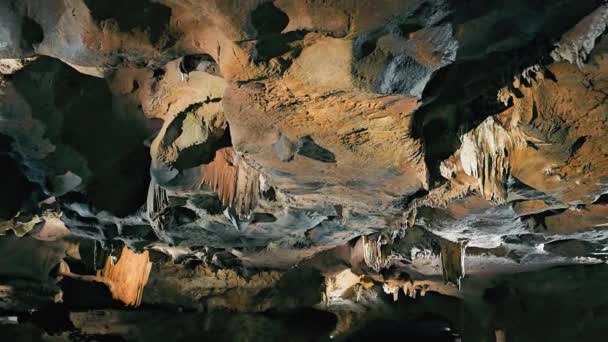 Belyst Grottinteriör Med Stalaktiter Och Stalagmiter Vibrerande Grottformationer Lyser Upp — Stockvideo