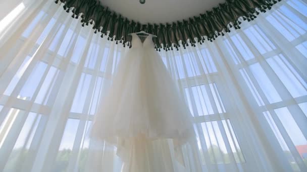 Elegantní Svatební Šaty Visí Sluncem Osvětleném Pokoji Nádherné Svatební Šaty — Stock video