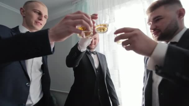 Freunde Stoßen Mit Whiskey Feier Freunde Stoßen Mit Whiskey Feier — Stockvideo