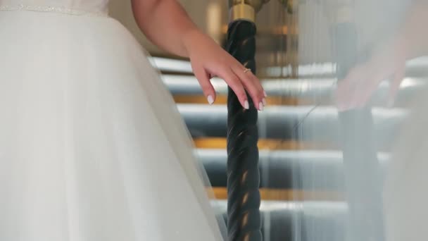 Elegantní Ruka Nevěsty Zábradlí Detailní Záběr Ruky Nevěsty Jemně Spočívající — Stock video