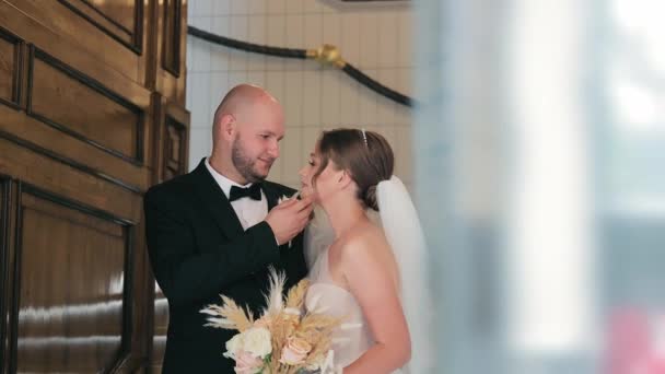 結婚式のカップルの瞬間 花嫁としての柔らかい瞬間は 彼の花嫁の顔に触れ 親密で愛情のある表情 — ストック動画