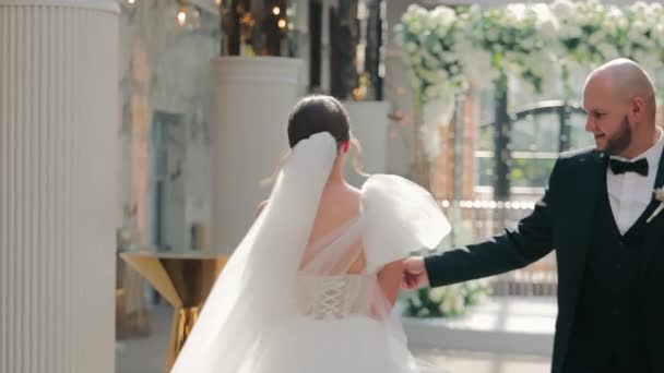 結婚式の日に花嫁の結婚式のダンスとグルーミング 花嫁は花嫁の手を握り 彼女を踊りに連れて行った 幸せと愛を共有するイメージは — ストック動画