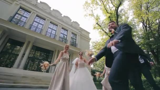 Braut Und Bräutigam Tanzen Gemeinsam Mit Ihren Freundinnen Einen Tanz — Stockvideo
