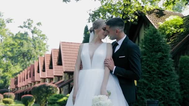 Braut Umarmung Braut Und Bräutigam Teilen Einen Zarten Moment Freien — Stockvideo