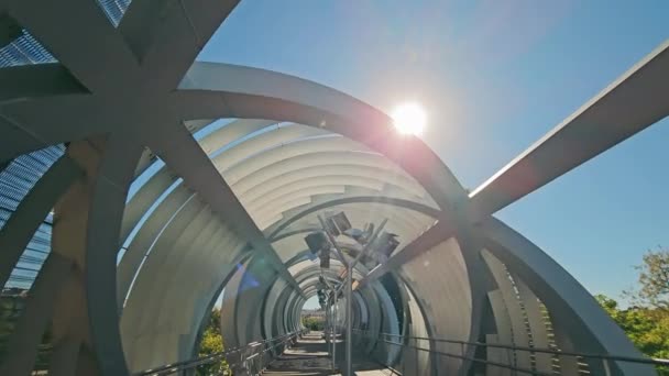 Sunburst Través Modern Bridge Architecture Sol Brillando Través Del Diseño — Vídeo de stock
