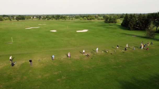 Aerial View Golfers Lush Course Golfspelers Verspreid Een Groen Veld — Stockvideo