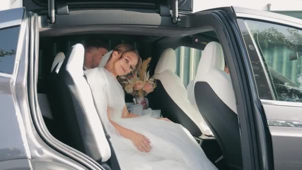 Nygifta Njuter Lyxig Bil Ride Brud Och Brudgum Delar Ett — Stockvideo