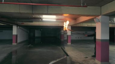 Yeraltı otoparkında yangın söndürme sistemi testi bir yeraltı otoparkında yangın söndürme simülasyonuyla yangın söndürme sistemini test etmek.