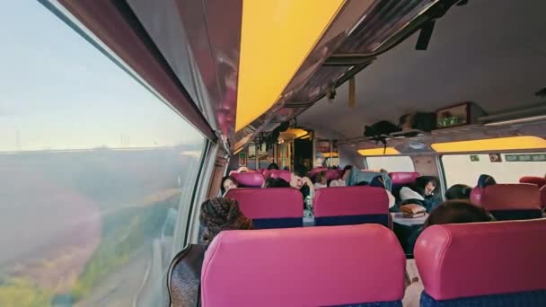 Spanje Madrid 2912 2023 Passagiers Ontspannen Een Reis Een Treincompartiment — Stockvideo