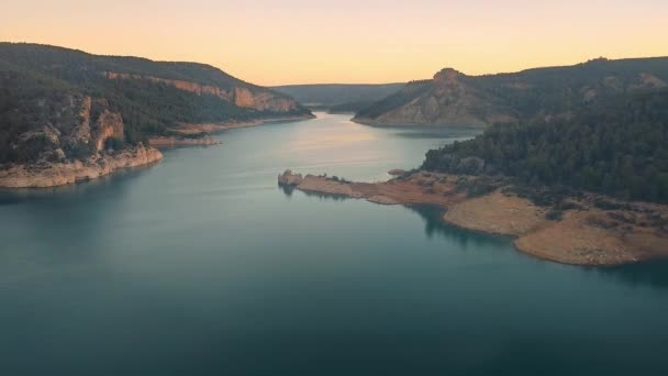 Pesquera Roman Serene Twilight Tranquil Reservoir Reservatório Calmo Ladeado Por — Vídeo de Stock