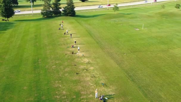 Aerial View Golfers Lush Green Course Παίκτες Γκολφ Εξάσκηση Κούνιες — Αρχείο Βίντεο
