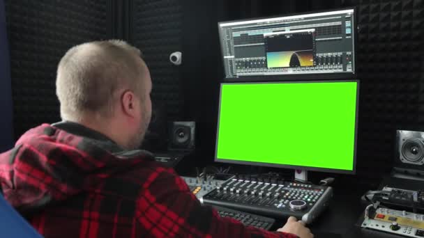 Musikproducent Redigering Ljud Arbetsstationen Bakåt Bild Manlig Ljudtekniker Digital Ljudarbetsstation — Stockvideo