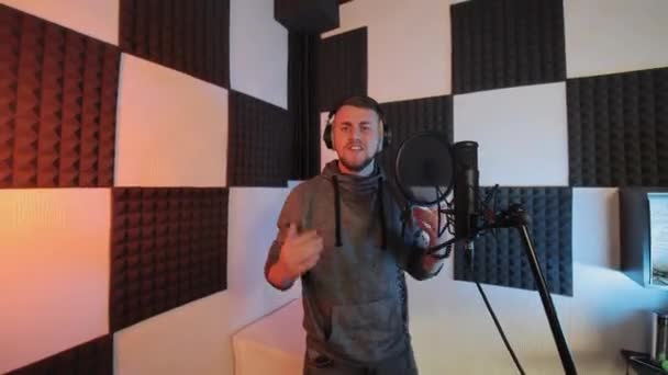 Musicista Recording Vocals Soundproof Studio Artista Della Birra Che Canta — Video Stock