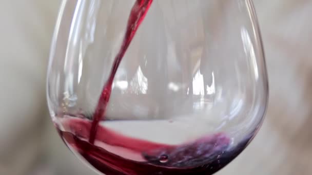 红酒在水晶杯中旋转 红酒被倒入酒杯中旋转 突出了饮料的鲜活色彩和液体运动 — 图库视频影像