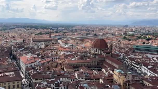 エアリアルビュー フィレンツェ イタリア 歴史的な建物と象徴的な大聖堂ドームとフィレンツェのパノラマビュー — ストック動画