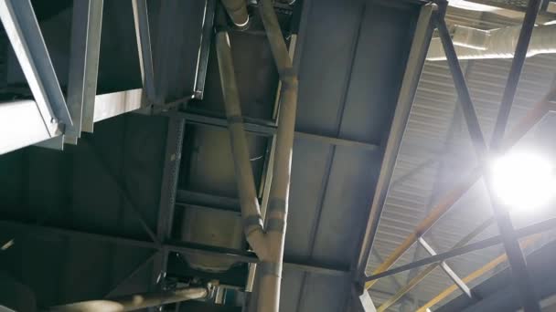 工业建筑中复杂的天花板框架 精密的金属梁和工业天花板的管道与电梯中央的对比 — 图库视频影像