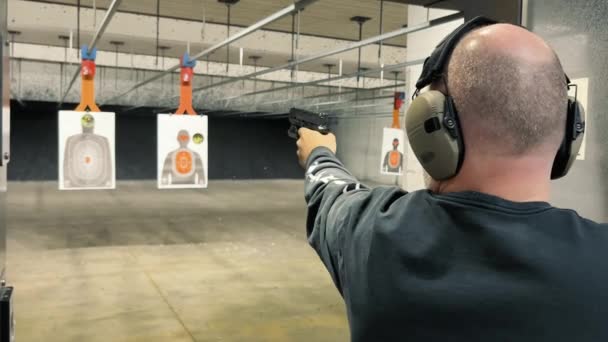 Shooting Range Practice Persoon Die Vuurwapenschieten Oefent Doelen Binnen Bereik — Stockvideo