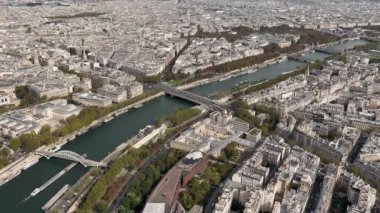 Paris 'in Seine Nehri ve Köprüleri' nin havadan görünüşü, Paris 'ten geçen Seine Nehri' ni, köprüleri ve tarihi şehir planlarıyla çekerken..