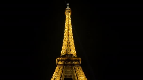 Illuminated Eiffel Tower Night Eiffel Tower Stands Aglow Dark Night — Stock Video