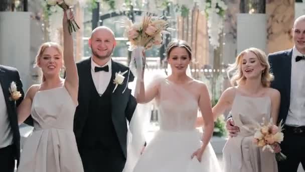 Χαρούμενο Γαμήλιο Πάρτι Γιορτάζοντας Ένα Νιόπαντρο Ζευγάρι Και Φίλοι Τους — Αρχείο Βίντεο