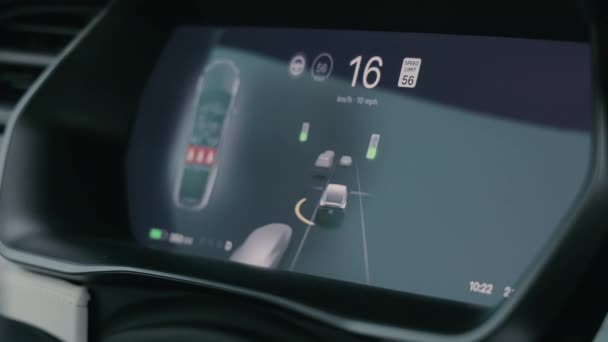 先进的汽车仪表盘接口显示 显示车速和交通警报系统的汽车高科技仪表盘的关闭 — 图库视频影像