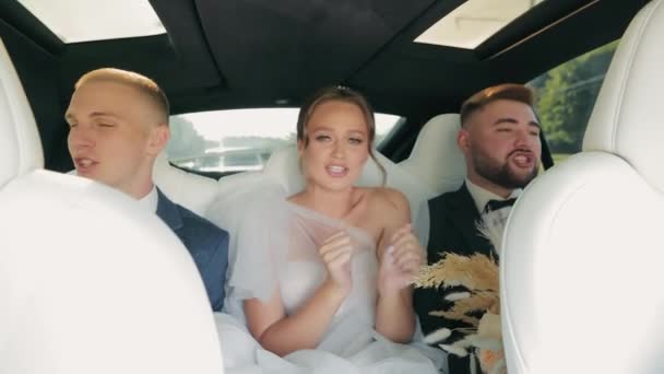 Festa Nozze Esuberante Cantando Auto Lusso Sposa Sposo Con Testimone — Video Stock