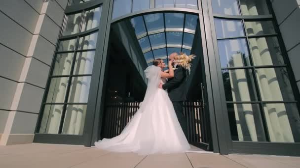 Gioiosa Sposa Sposo Che Abbraccia Fuori Dall Architettura Moderna Sposa — Video Stock