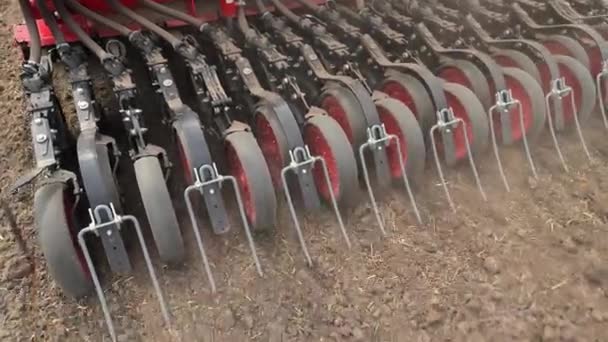 耕作耕作者在工作中 农田里耕作机械的关闭 — 图库视频影像