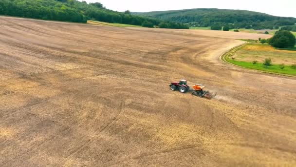 Traktor Plowing Agricultural Field Flygfoto Traktor Plöjning Rik Jord Landsbygden — Stockvideo