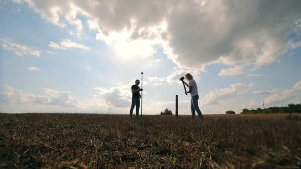 Meting Van Veldgrenzen Boeren Werken Het Veld Bij Zonsondergang Silhouet — Stockvideo