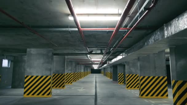 带有管道和安全标志的工业内部 带有红管和黄黑安全条纹的现代工业地下室 — 图库视频影像