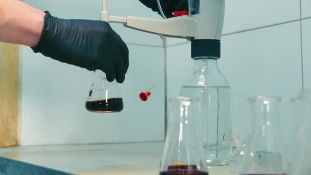 Лабораторія Фласк Обробка Вченим Вчений Заливає Речовину Колби Колби Хімічній — стокове відео