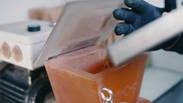 工业机械加工原材料 操作机械加工地质样品的工人 — 图库视频影像