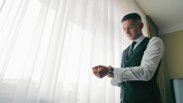 Groom Preparando Para Casamento Homem Traje Formal Verificando Seu Relógio — Vídeo de Stock