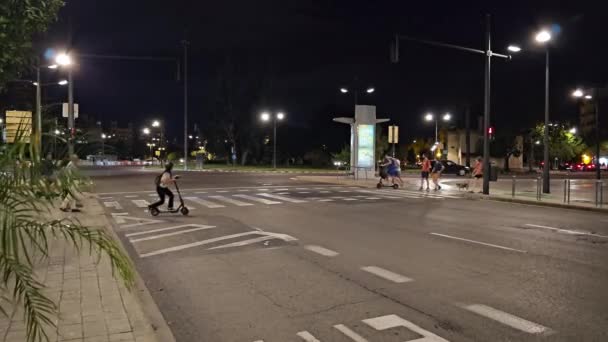 バレンシア スペイン 2023 ナイトタイムストリート交差バレンシア スペインのバレンシアの夜に都市の通りを渡る市民 ダイナミックな都市生活 — ストック動画