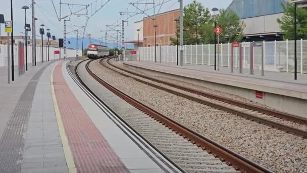 ヌール ヴィラヴェッラ スペイン10 2023駅プラットフォーム スペインのバレンシアの駅で静かな鉄道プラットフォーム 明確な空の下 — ストック動画