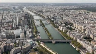 Paris, Cityscape ve Seine Nehri 'nin havadan görünüşü, Seine Nehri üzerinde yayılan kentsel manzarayı gösteren panoramik hava görüntüsü.