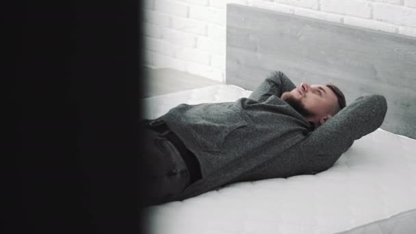 Düşüncelere Dalan Adam Bir Yatakta Dinlenen Genç Adam Rahatlama Anında — Stok video