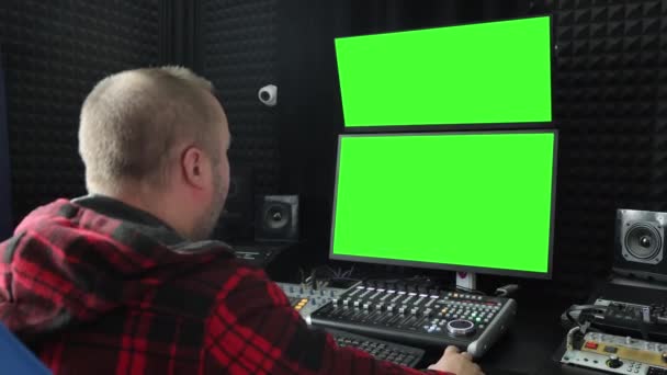 Μηχανικός Ήχου Στο Workstation Οθόνες Green Screen Monitors Οπίσθια Όψη — Αρχείο Βίντεο